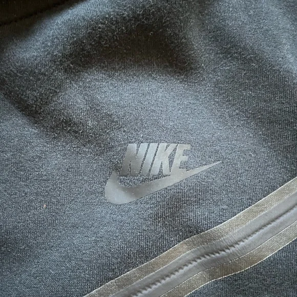 Nike Men's Black Full-Zip Windbreaker - Picture 6 of 8